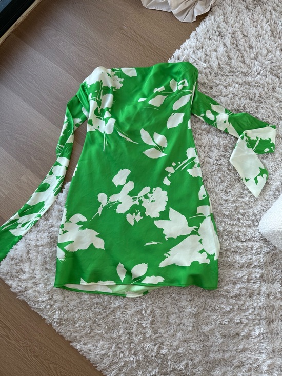Aakaa Dresses & Skirts - Aakaa Vibrant Green & White Floral Print Dress